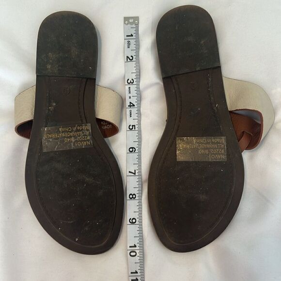 Seven7 size 9 cream and tan faux leather flip flops sandals EUC No box - Picture 11 of 13